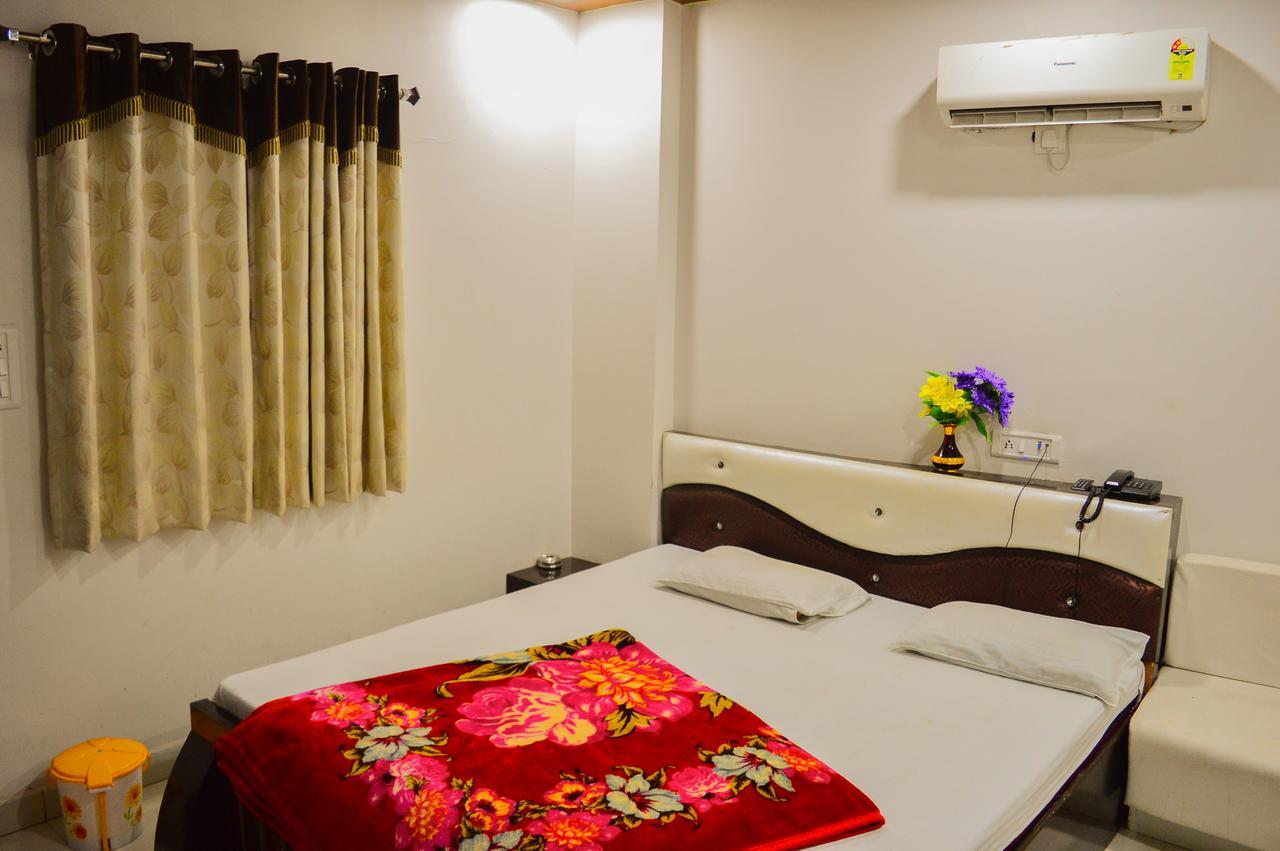 Hotel Shree Dwarkadhish Palace Удджайн Экстерьер фото